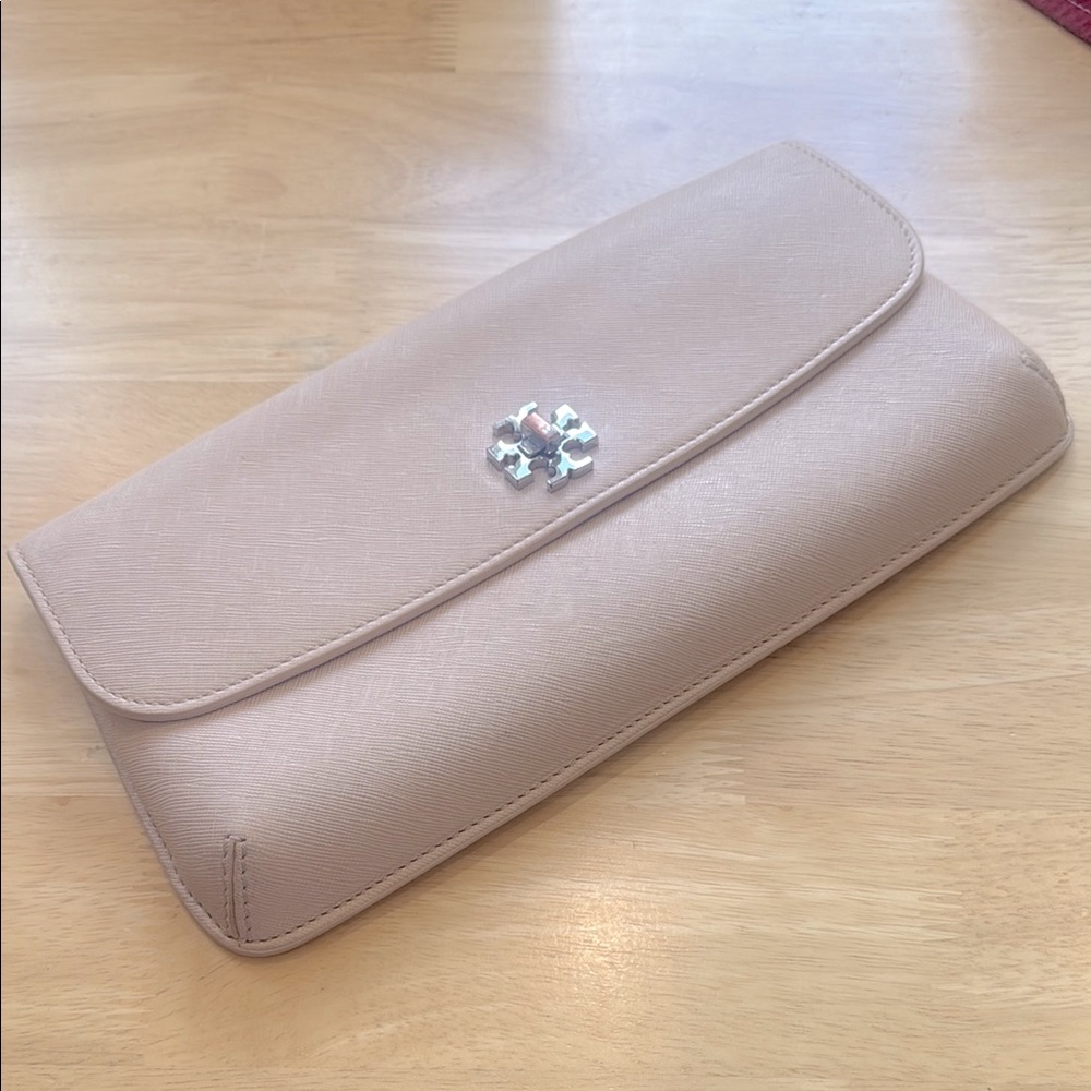 Tory Burch Diana Slim
Saffiano Clutch